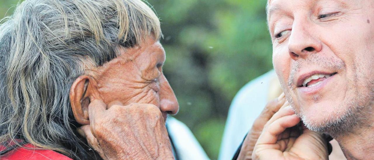 El jesuita Fernando López Pérez con un anciano de una de las tribus contactadas de las Amazonía brasileña, en una imagen cedida por el propio López.