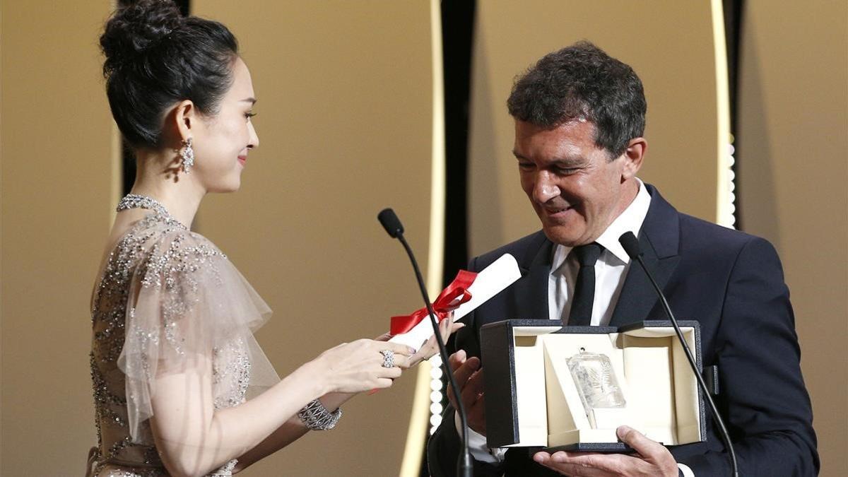 Antonio Banderas recibe el premio al mejor actor de Cannes.