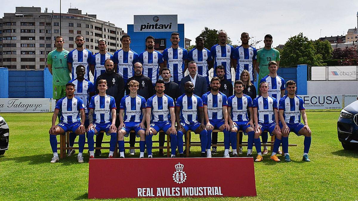 foto oficial del Real Avilés. En la fila de arriba, de izquierda a derecha, Davo, Edu Cruz, Pato, Albuquerque, Vitolo, Álex Prendes, Alagy, Rafa, El Anabi y Jaime Robledo. En la fila central, Celes, Javi Casares, Luis Rueda, Diego Baeza, Juan Carlos Peláez, Matías Vigil, Raquel Rodríguez y Luca Napoleone. Sentados, João, Guille Vázquez, Samu Pérez, Natalio, Cedrick Mabwati, Dani Benéitez, Félix Sanz, Chechu y Pereira. | RAI