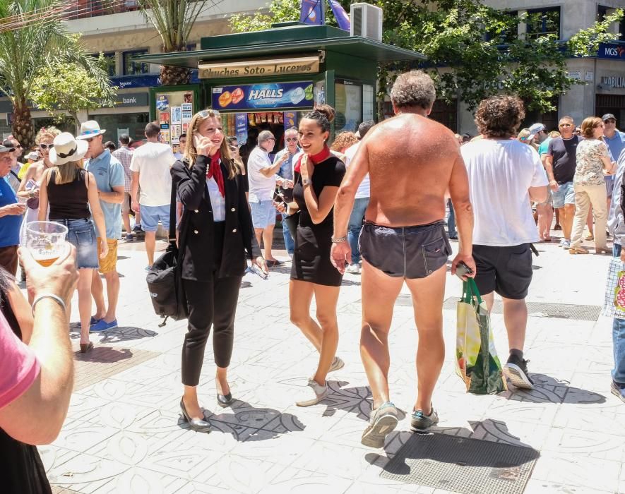 La mascletà de la pirotecnia valenciana Fuegos Artificiales del Mediterráneo hace retumbar la emblemática plaza con un disparo compacto con un potente final terrestre y aéreo