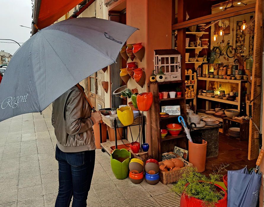 Una passatgera del creuer de Regent fa una ullada a una botiga de terrissa a la Bisbal; després comprarà un record.