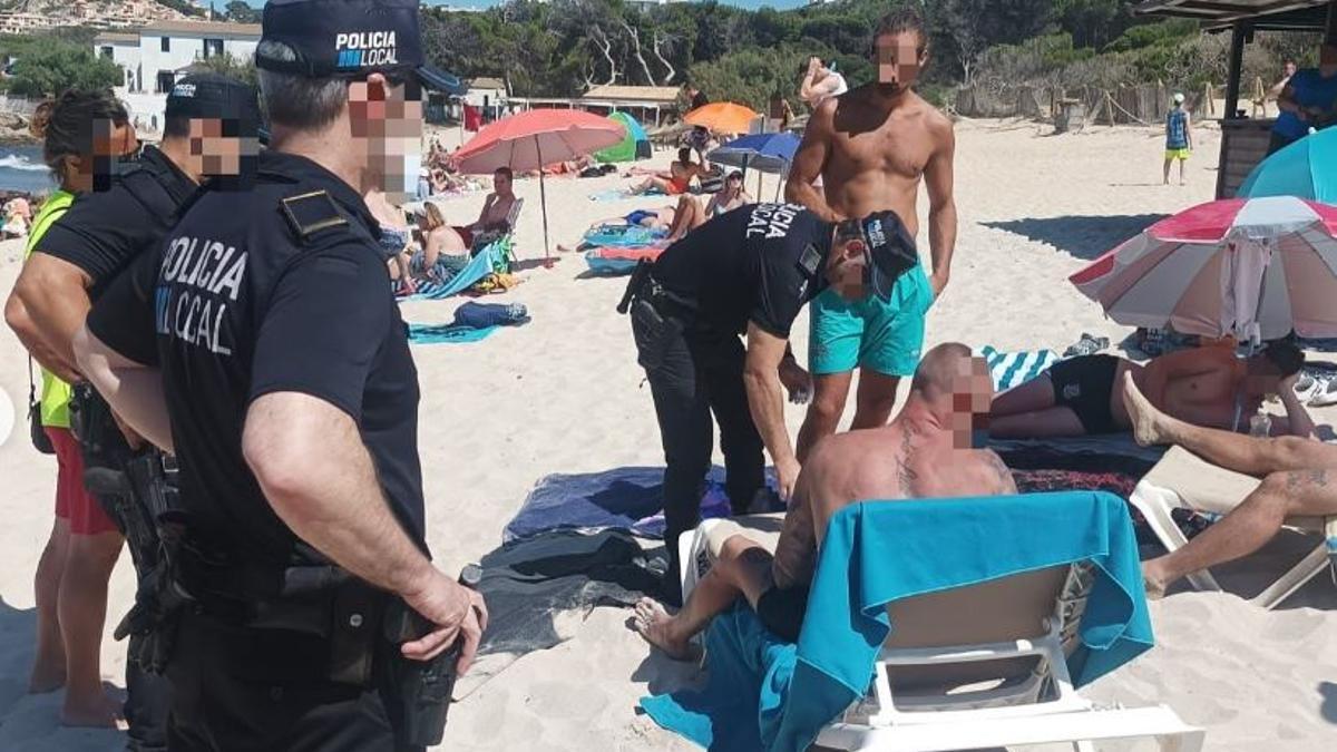 Die Polizisten waren ohne Vorankündigung an den Strand gekommen.