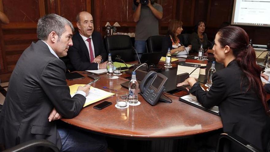 Fernando Clavijo (izquierda) y Patricia Hernández conversan con Pedro Ortega, este lunes.