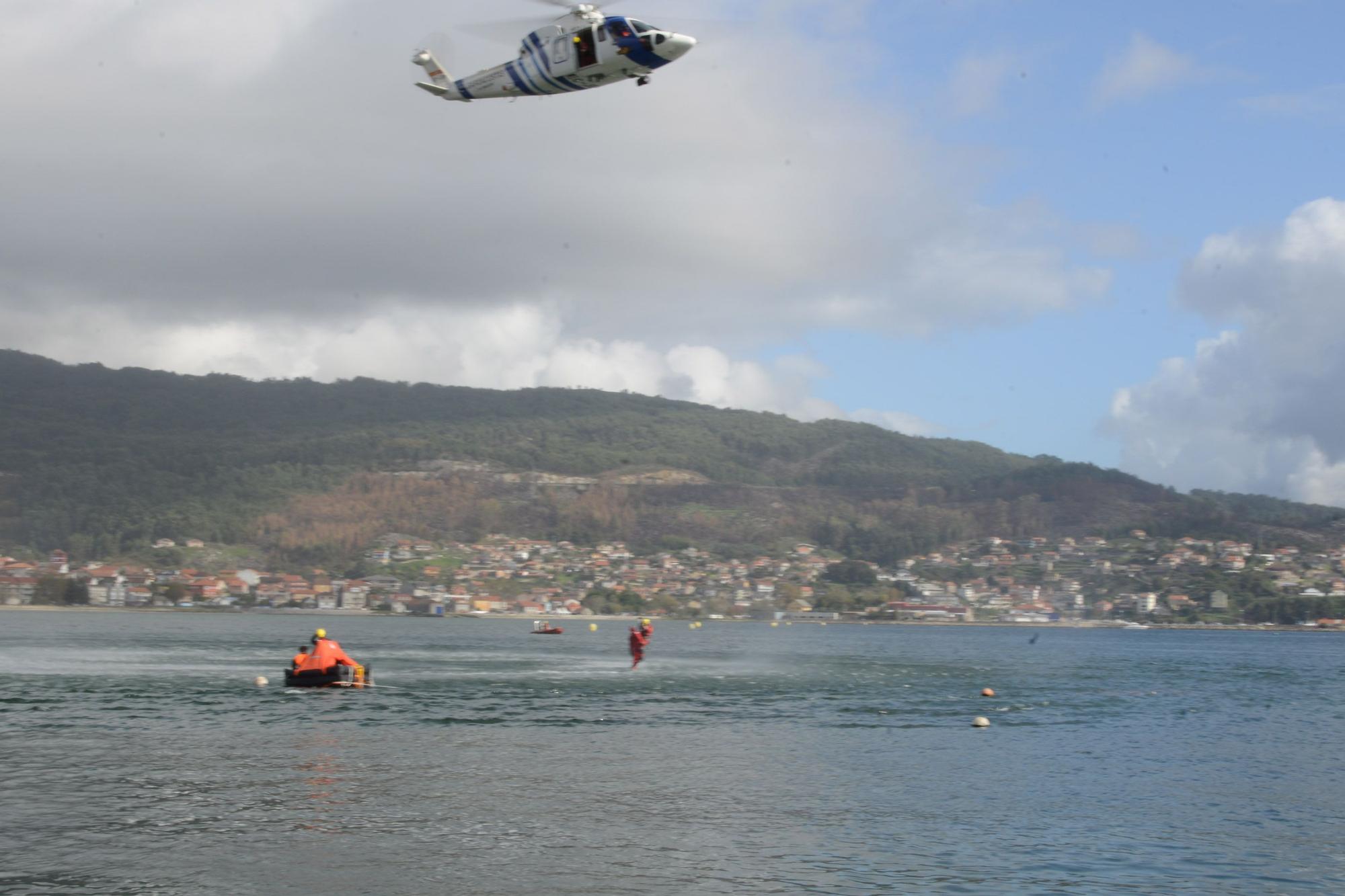 Escenas del simulacro de rescate frente a Moaña.