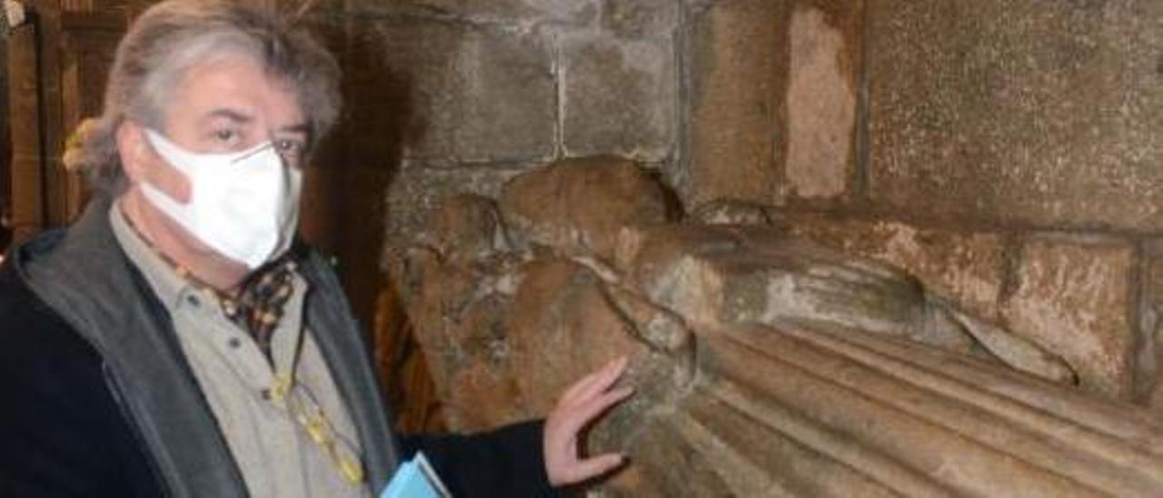 Arqueólos y restauradores tomando medidas del sepulcro para estudiar la técnica de apertura que exige Patrimonio.