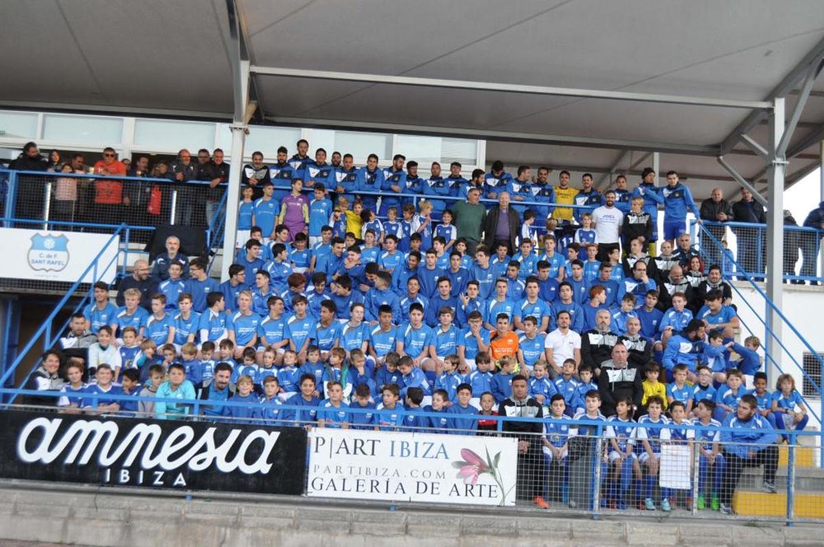 Numerosos aficionados no quisieron perderse el acto del club