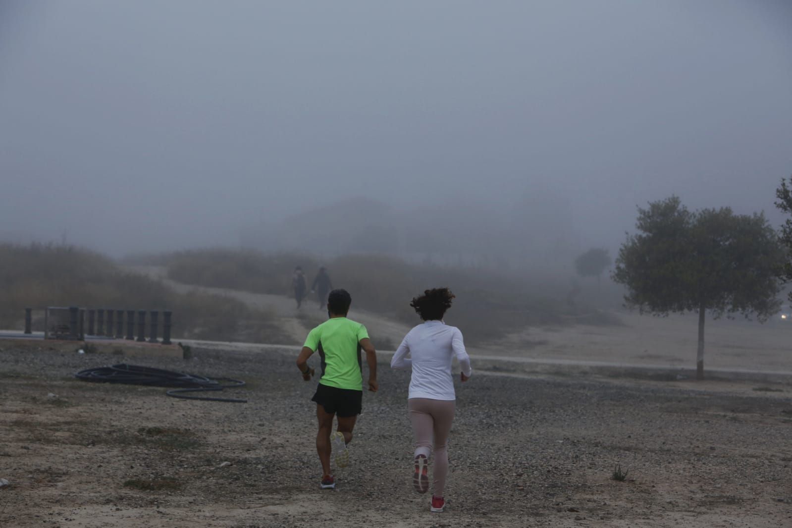 Alicante amanece cubierta de niebla