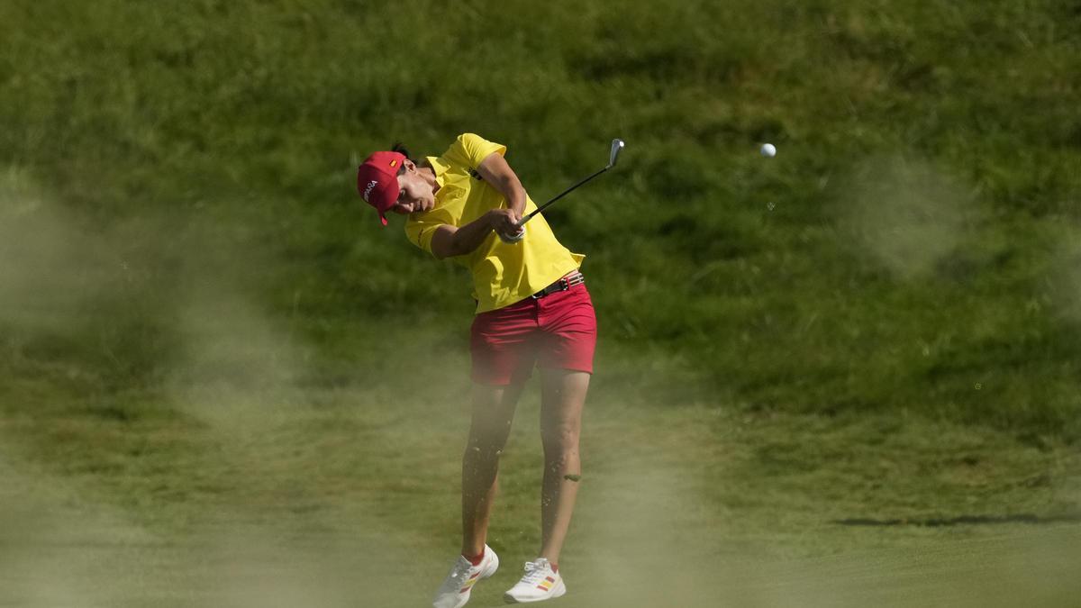 Carlota Ciganda, golpea su bola en el hoyo tres de 'Le Golf National'