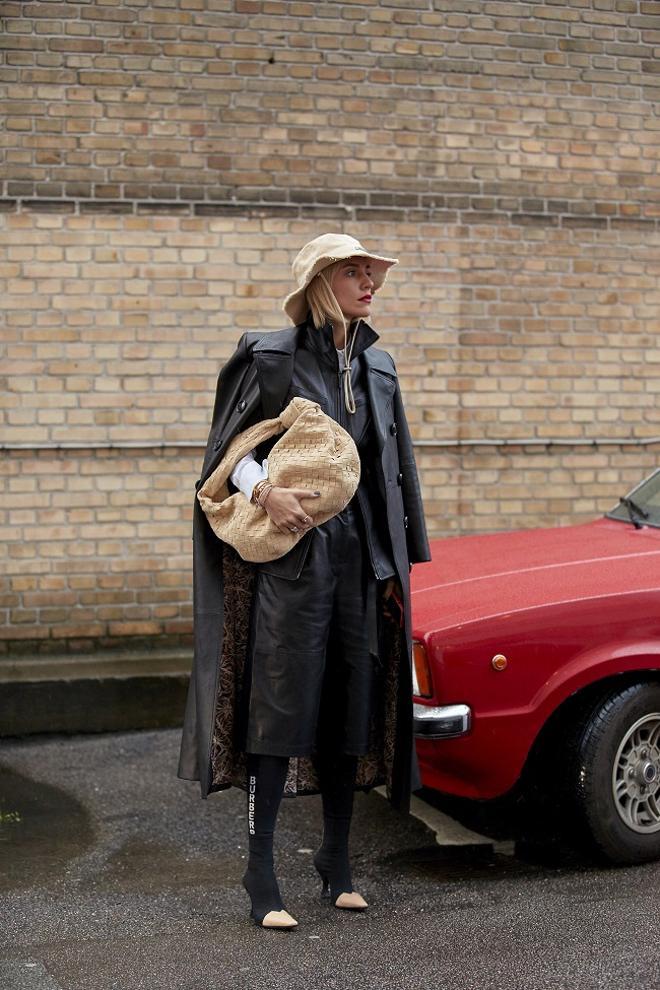 Maxi bolso acolchado visto en el 'street style' de Copenhague