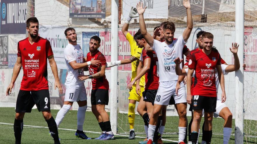 imagen del derbi entre la Peña y el Formentera de la primera vuelta en Santa Eulària. | JUAN A. RIERA