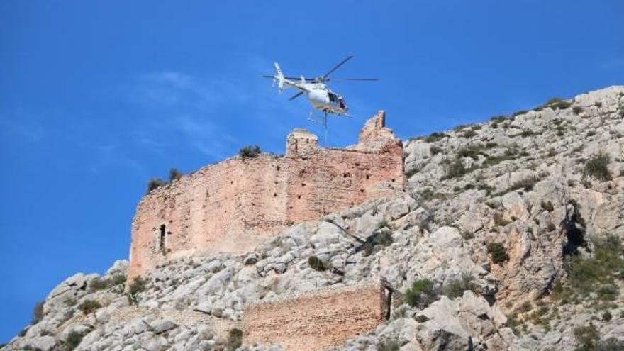 El aparato cargó material de obra y lo depositó en el Castell.