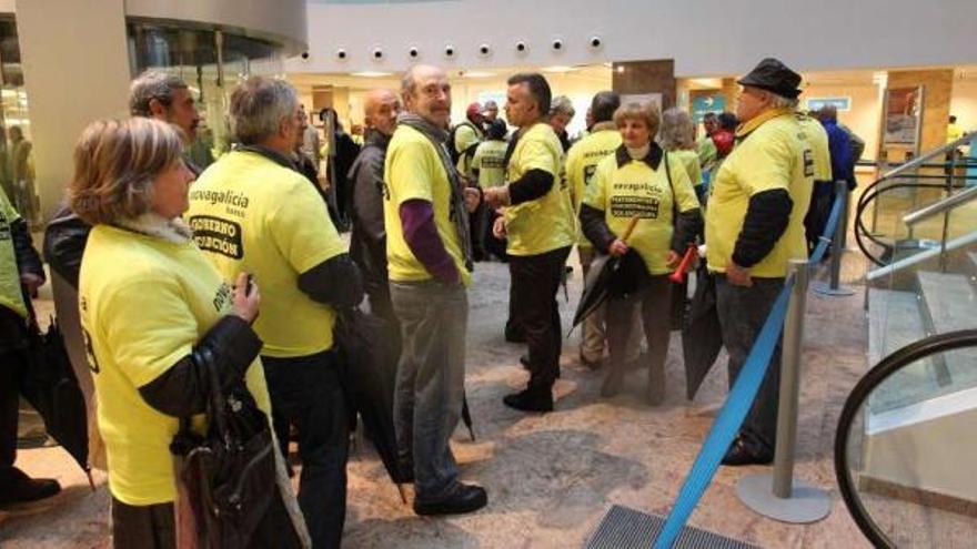 Afectados de preferentes, ayer en la sede central de NCG Banco en Vigo.  // R.Grobas