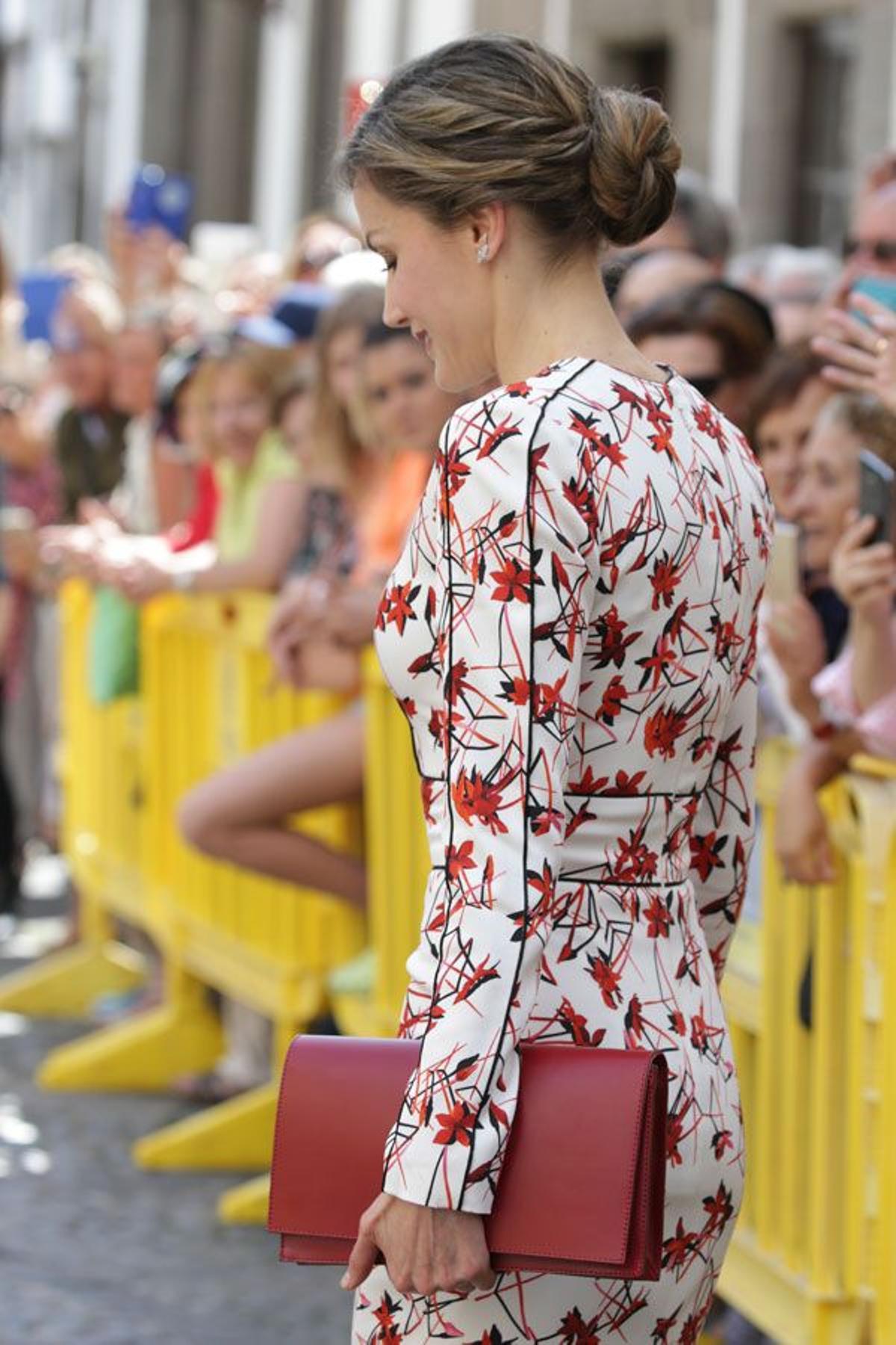 Detalle de la cartera de mano roja de Letizia Ortiz