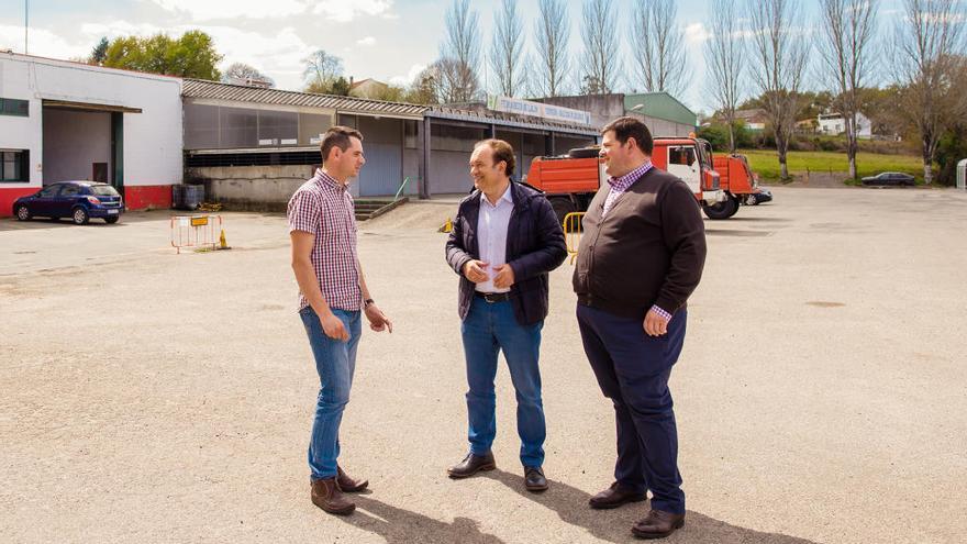 José Crespo, flanqueado por José Cuñarro y Nicolás Simón. // Bernabé