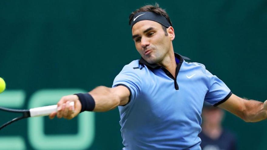 Federer logra su noveno título en Halle al ganar a Zverev