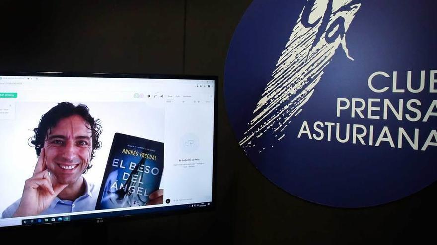 Andrés Pascual, en la pantalla, durante la presentación telemática de su libro en el Club Prensa Asturiana.