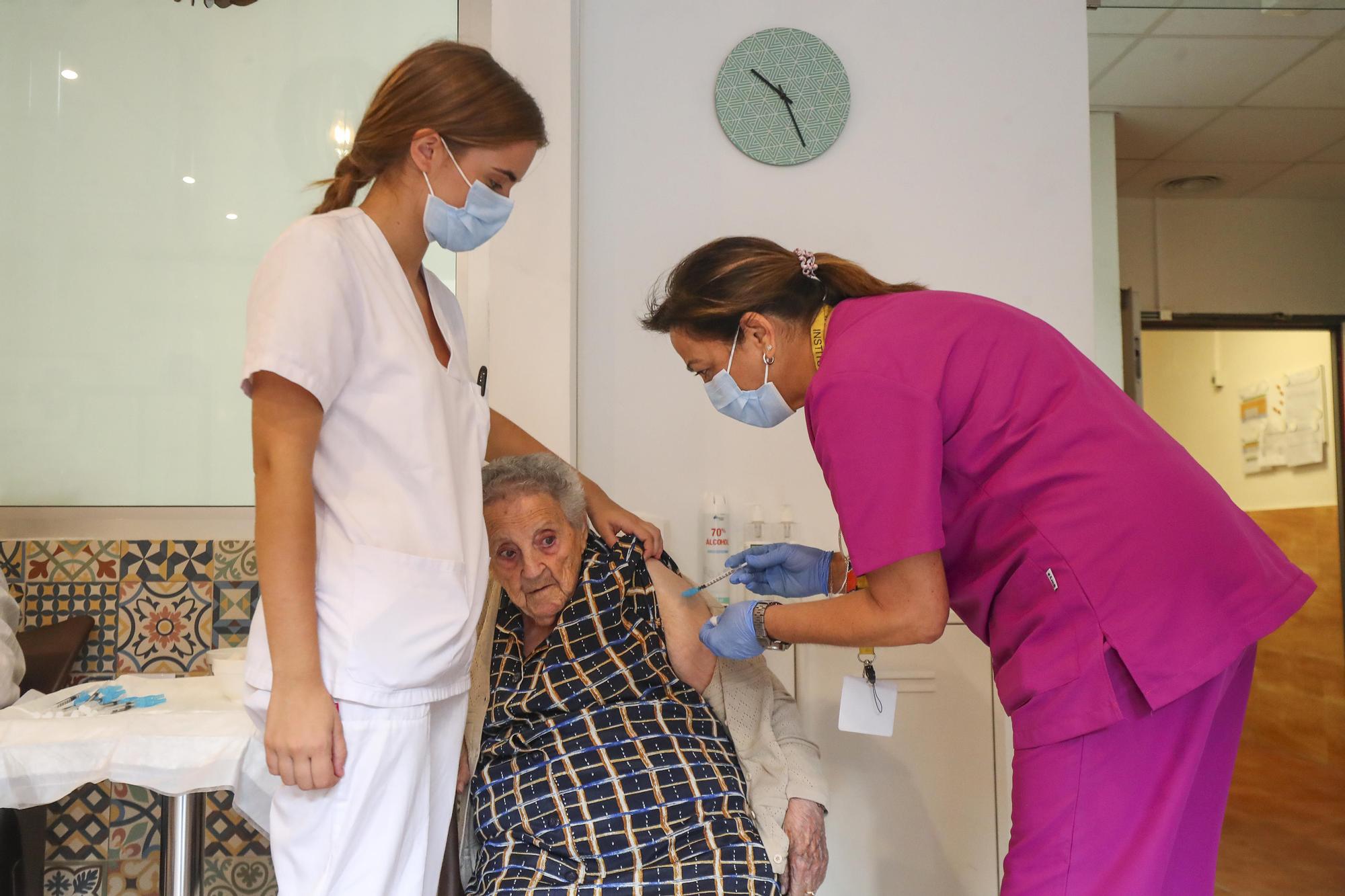 Empieza la campaña de vacunación con la cuarta dosis de covid en las residencias de ancianos