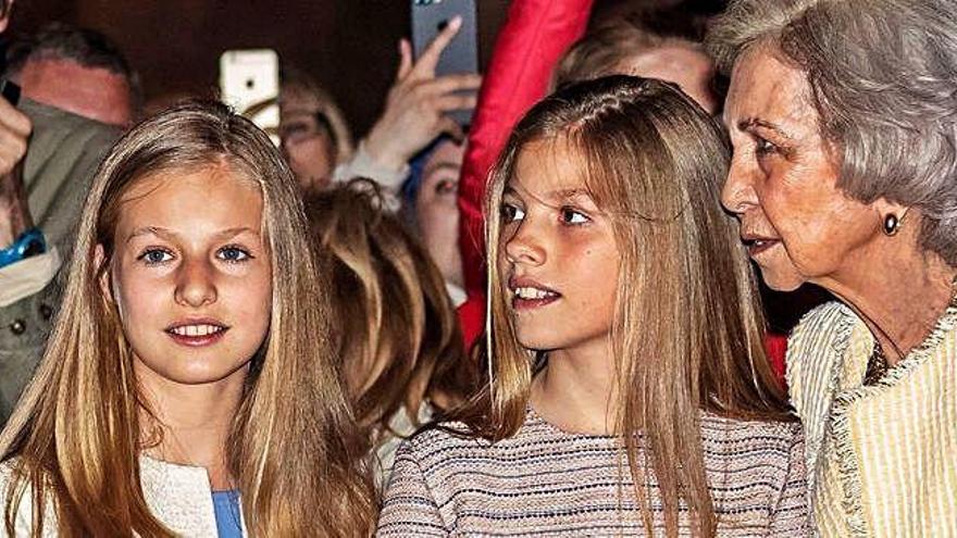 Las infantas Leonor y Sofía con su abuela, la reina Sofía, en una imagen reciente.