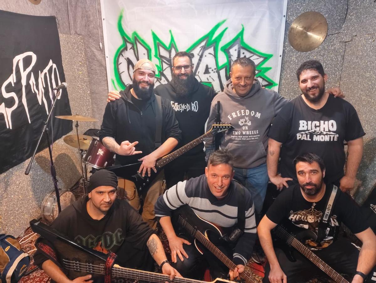 Miembros de las dos bandas con Rubén Sierra (de pie y segundo por la derecha), alcalde de Cañizal
