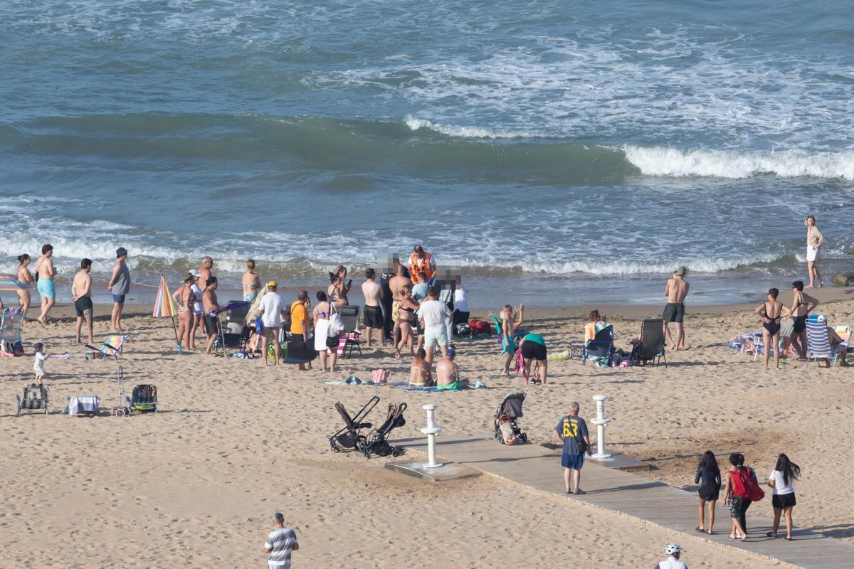 Un grupo de surferos rescató a un bañista en dificultades en la playa de La Mata de Torrevieja
