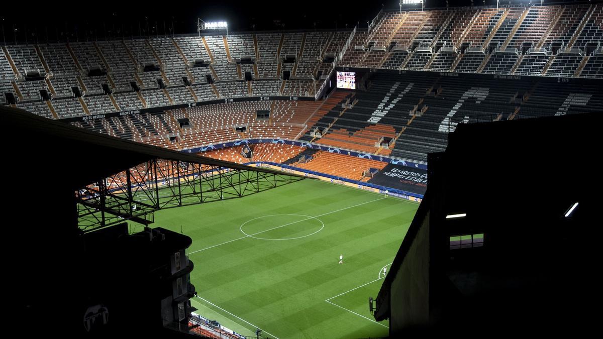 Gradas vacías del estadio de Mestalla.