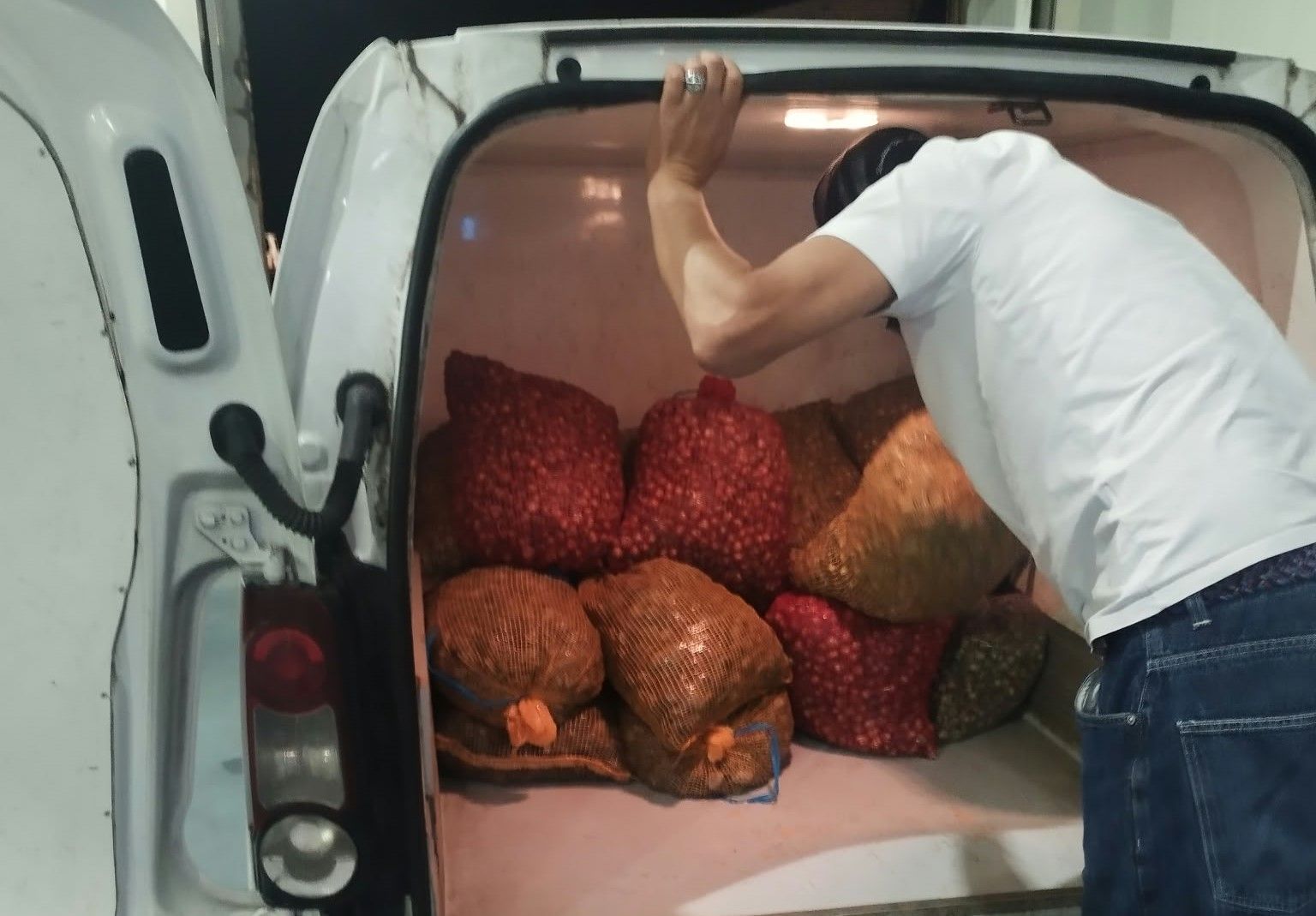 La mercancía intervenida y el conductor que la transportaba desde Portugal a O Grove.