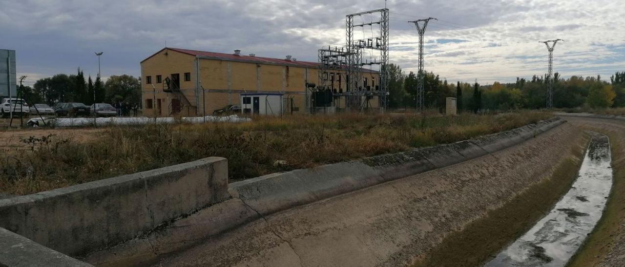 Tramo del canal Toro-Zamora que discurre por el entorno de la estación de bombeo de Monte la Reina. | M. J. C.