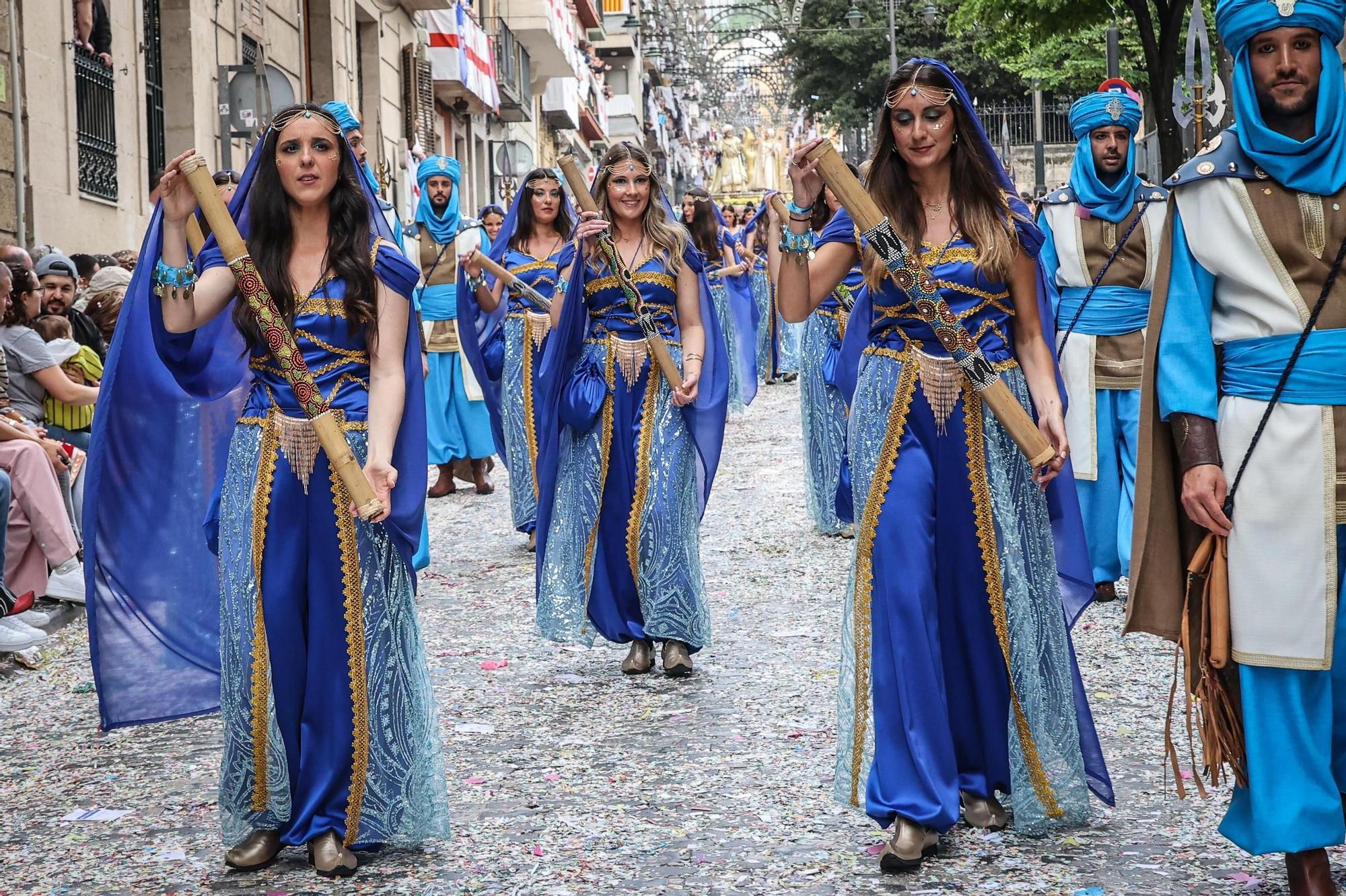 La mujer hace historia en la Entrada Mora de Alcoy