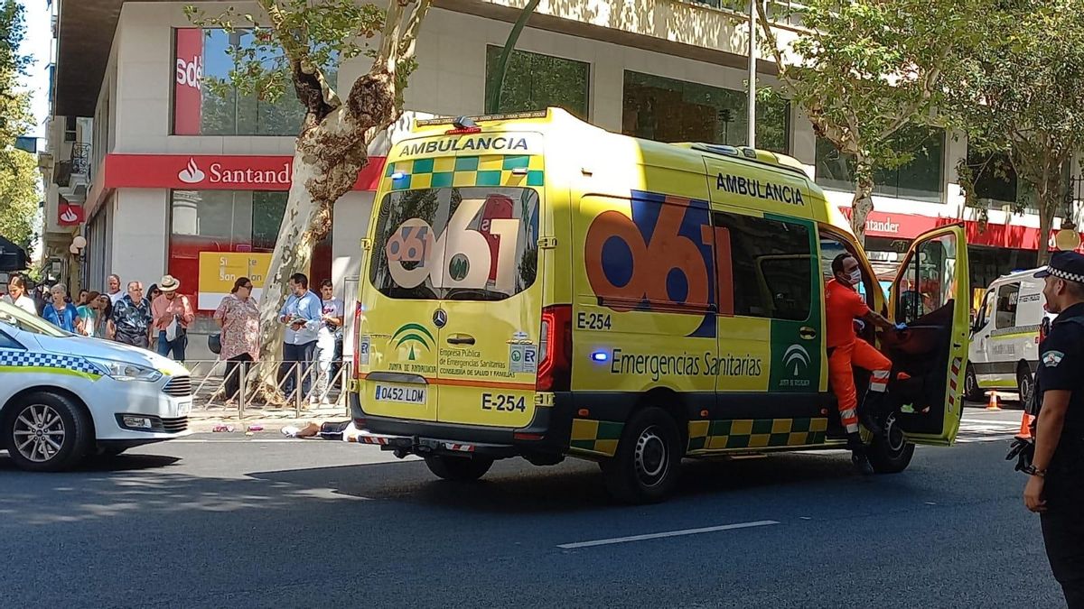 Una ambulancia del 061 se desplaza al lugar del accidente para evacuar al joven afectado.