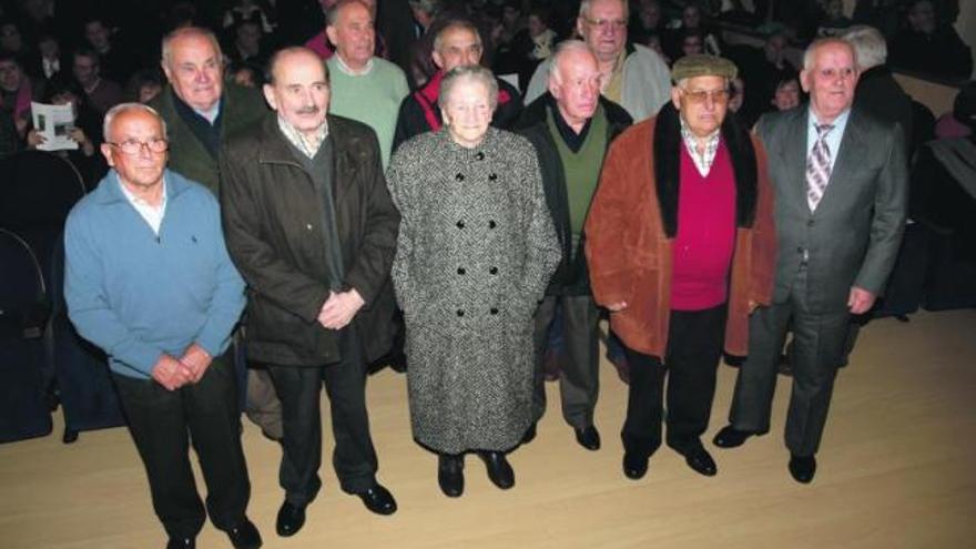 Los mineros homenajeados en Lieres flanquean a la «abuela del año», Susana Vega.