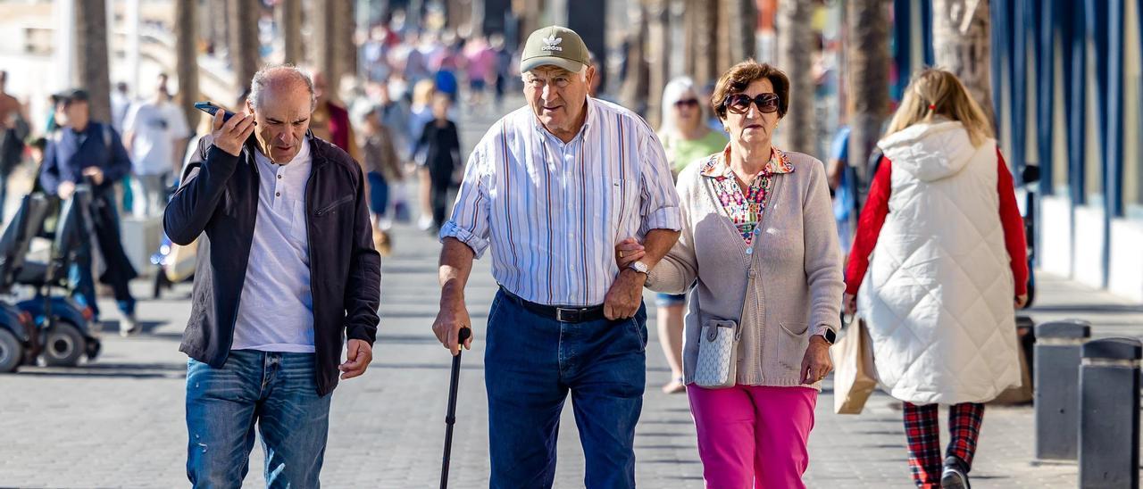 Gent major passeja per Benidorm, el mes de novembre passat