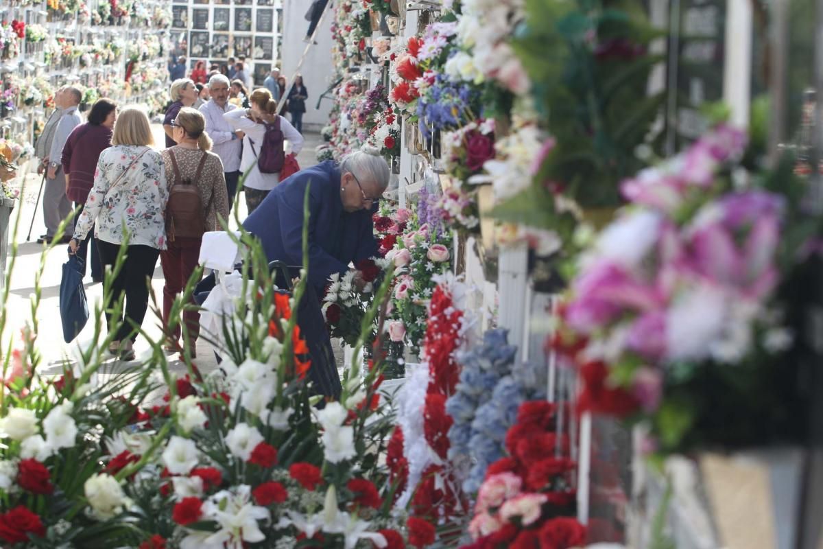 Los cordobeses acuden a los cementerios en la festividad de Todos los Santos