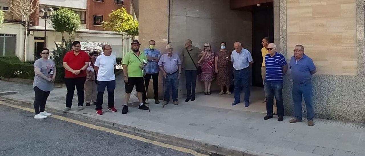 Una protesta de los vecinos del bloque en el que está el «narcopiso» de Mieres. | D. M.