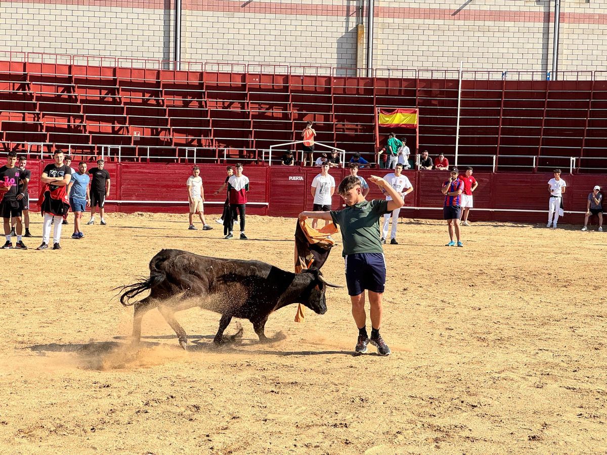 Uno de los jóvenes mostrando un corte, con la vaquilla.