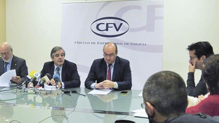 Juan Güell, en el centro, con Serafín Ocaña (i.) y Francisco Izquierdo, ayer en la sede del Círculo. // FdV