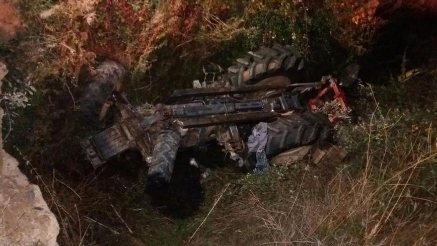 Rescatan a un hombre atrapado bajo su tractor tras caer a una acequia