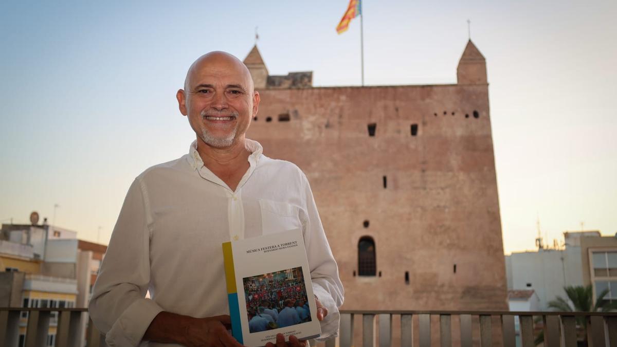 Bernardo Mora-Fandos con su libro "Música Festera a Torrent"