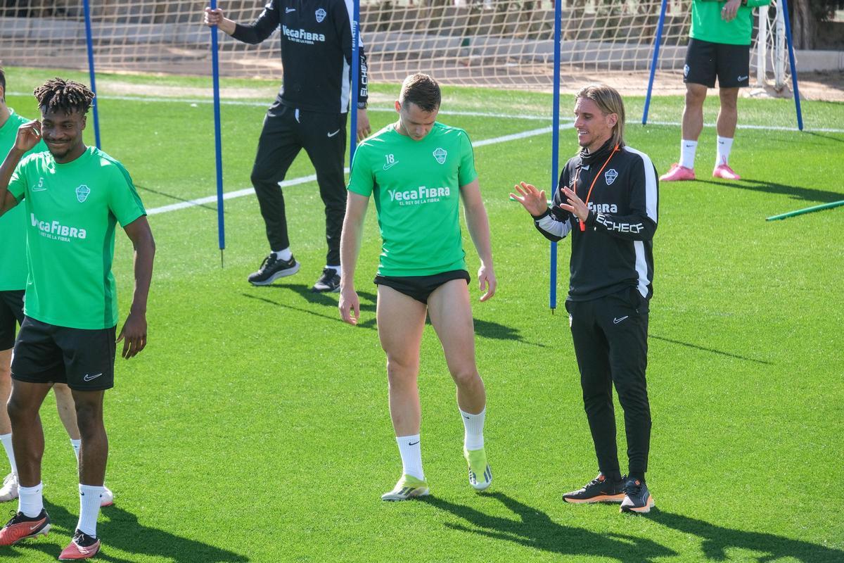 Beccacece conversa con Garcés durante un entrenamiento