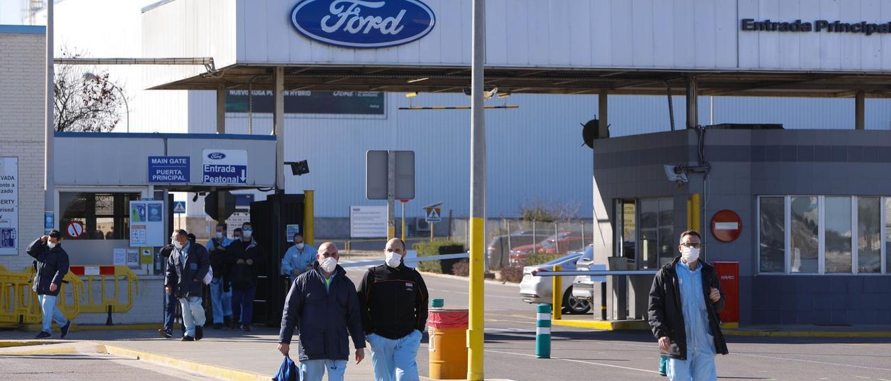 Trabajadores valencianos de Ford a su salida de Almussafes, en una imagen de archivo.