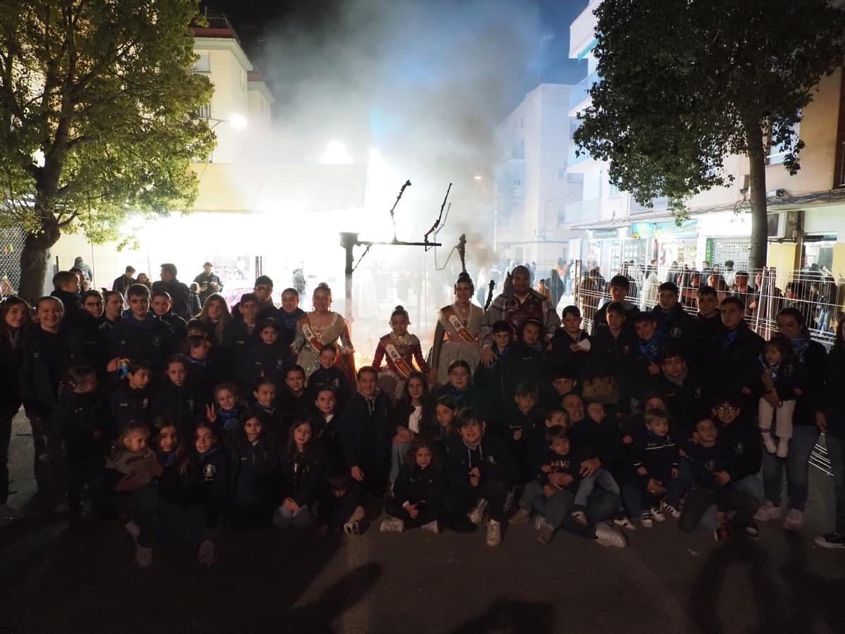 La comisión infantil de La Victòria, durante la 'cremà'.