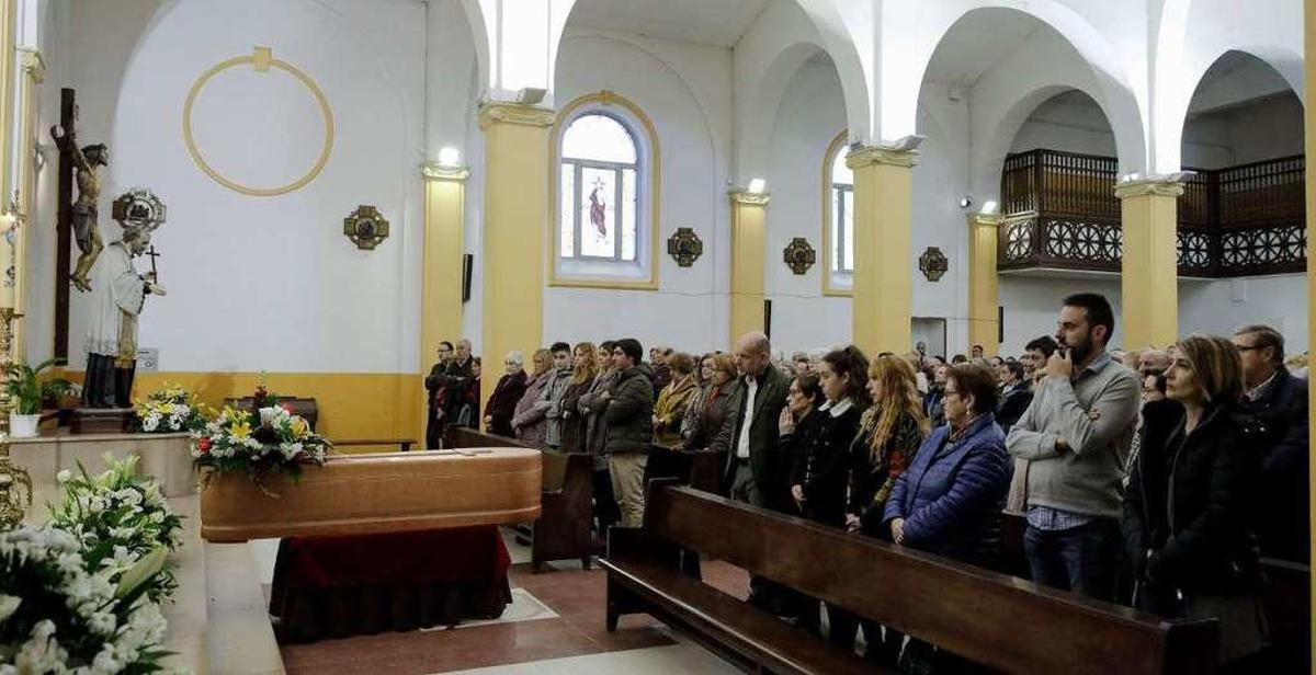 Multitudinaria despedida al urólogo Javier Mosquera: "Todo el hospital le quería"