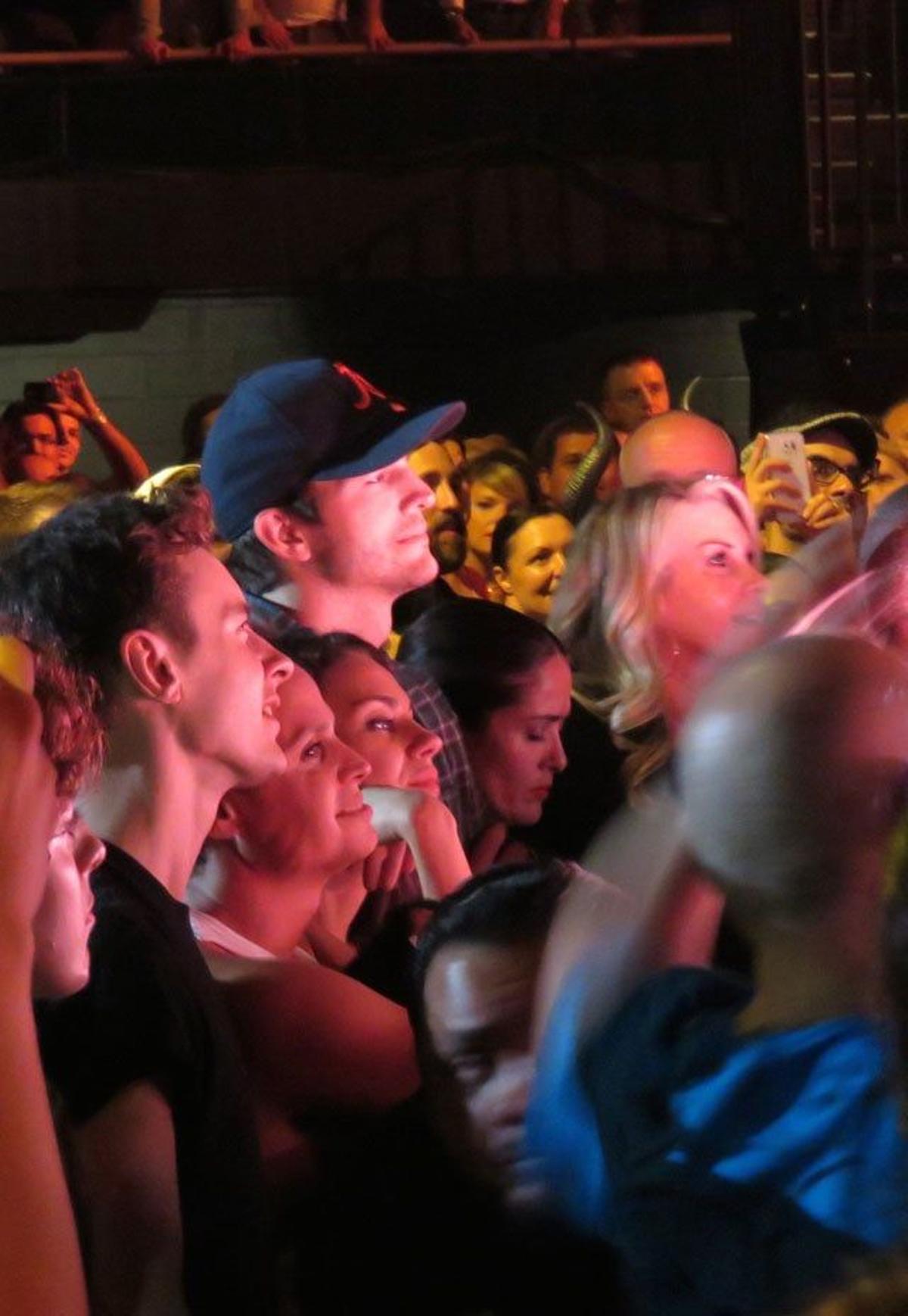 Ashton Kutcher, Mila Kunis y Salma Hayek, en el concierto de Rebel Heart Tour de Los Ángeles