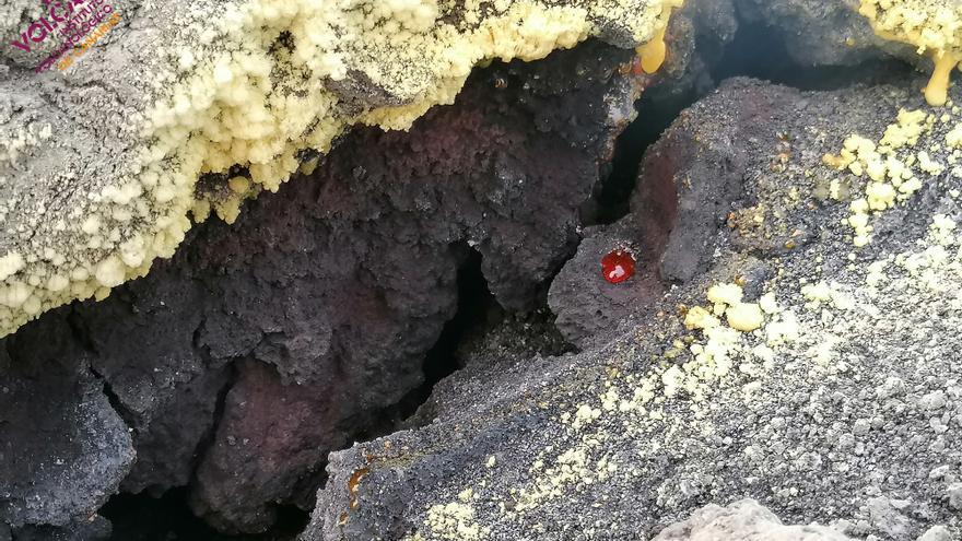 Vídeo del volcán de La Palma en la que se puede ver el amarillo del azufre sólido.