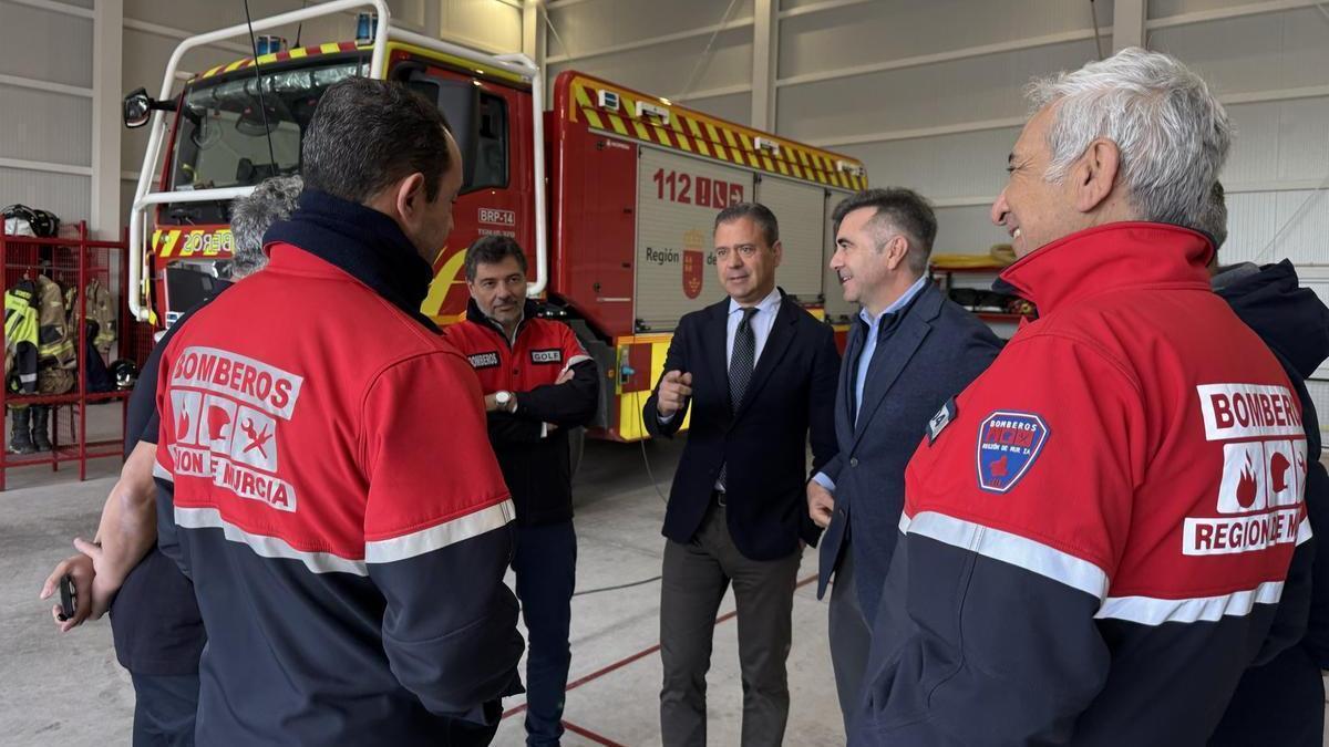 El consejero de Emergencias, Marcos Ortuño, con efectivos del CEIS, en una imagen de archivo.