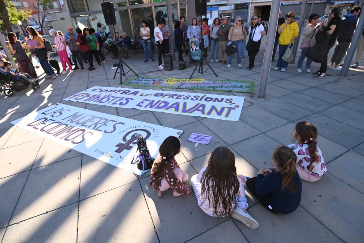 Así ha sido la protesta de 24 colectivos en Elche contra la moción antiaborto de Vox apoyada por PP Así ha sido la protesta de 24 colectivos en Elche contra la moción antiaborto de Vox apoyada por PP