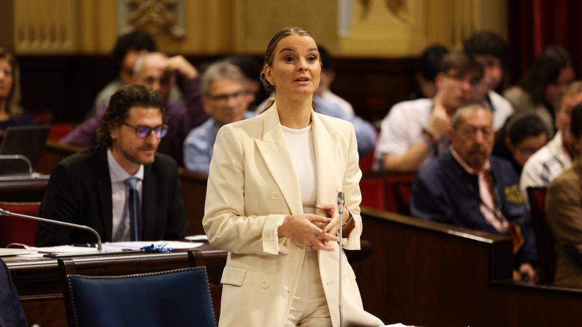 La presidenta del Govern balear, Marga Prohens, interviene durante un pleno en el Parlament balear.