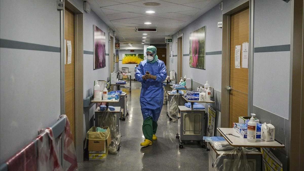 Italia registra un récord de pacientes de coronavirus curados en un día. En la foto, un médico en la planta de pacientes afectados por coronavirus de un hospital de Milán, este lunes.