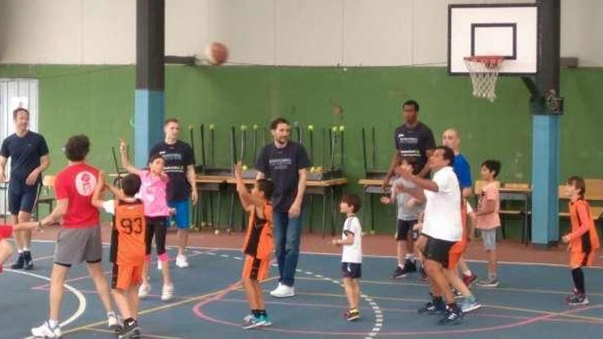 Un partido de baloncesto durante la jornada solidaria.