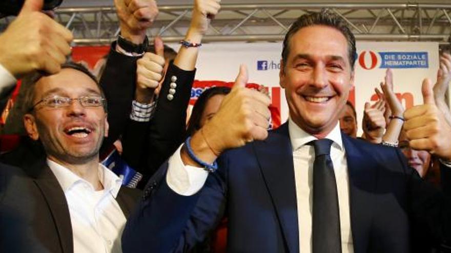 El ultranacionalista Strache celebra el buen resultado en los comicios.