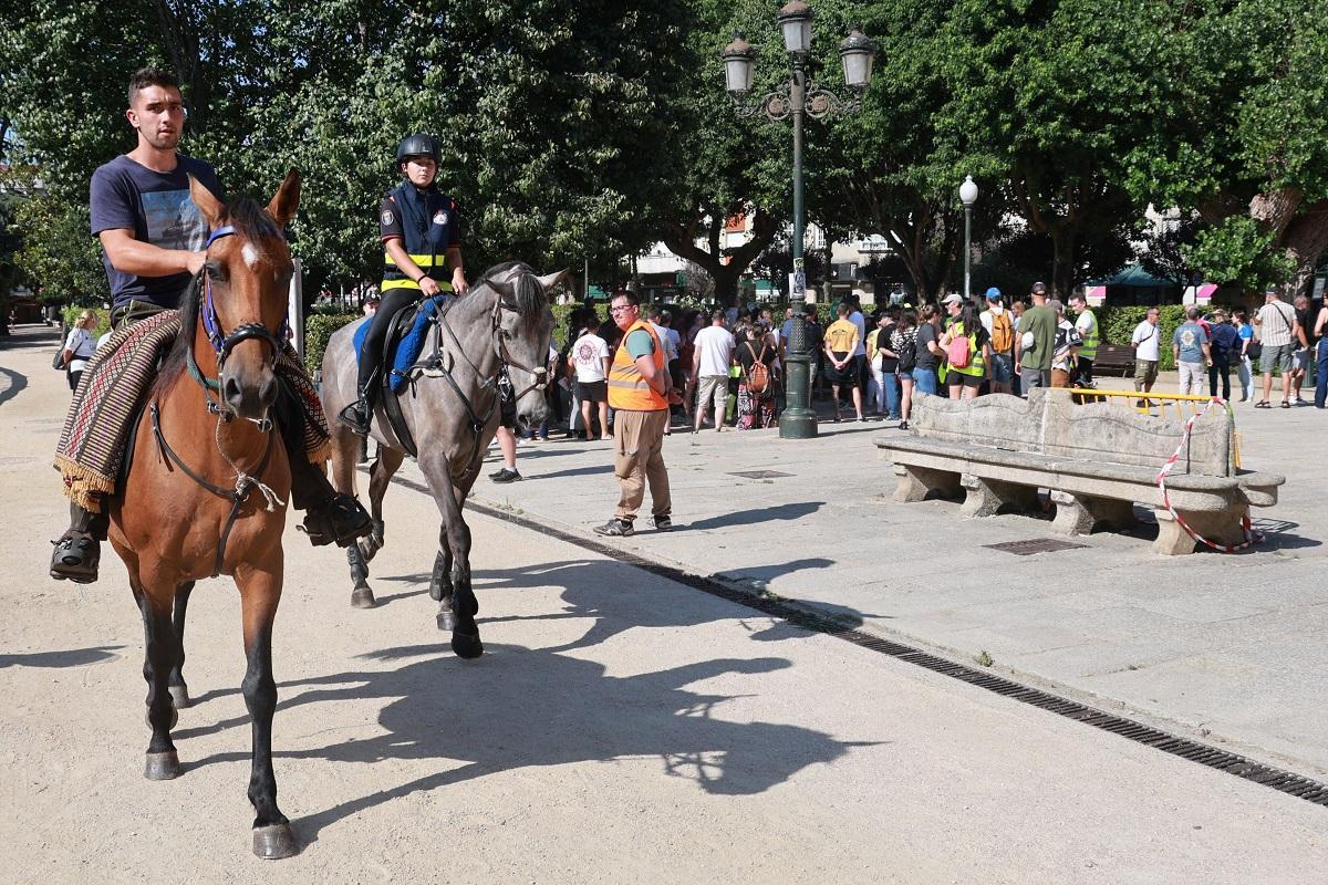 Dos personas se unen a la búsqueda a caballo para recorrer los montes.